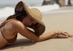 Alessandra Ambrosio de biquini na praia