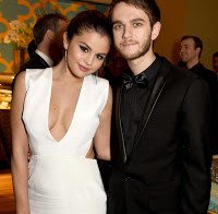 Selena Gomez com decote incrível (fotos HQ)