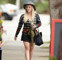 Hilary Duff, uma MILF de mini-saia
