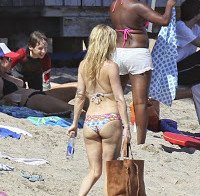 O corpo de Kate Hudson de biquini