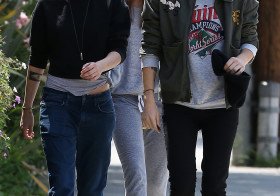 Kristen Stewart com uns amigos