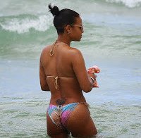 Christina Milian de biquini na praia
