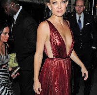 Mega decote de Kate Hudson