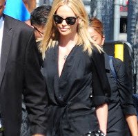 Mamilos de Charlize Theron dão sinais de vida