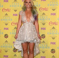 Britney Spears volta a parecer uma teenager (decote gigante)