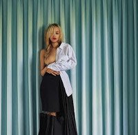 Rita Ora com uma mama de fora (Glamour UK Setembro 2015)