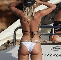 O corpo de Rita Ora de biquini