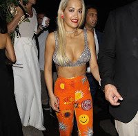 Rita Ora decidiu sair à noite de soutien