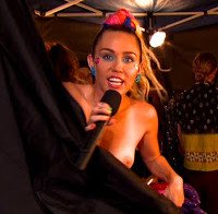 Miley Cyrus teve um nipple slip enorme