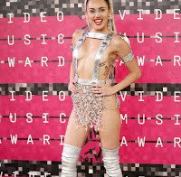 A roupa ridícula de Miley Cyrus nos MTV Video Music Awards 2015