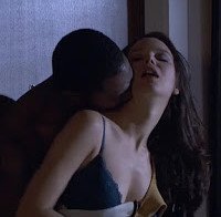 Joana de Verona mostra lingerie em cena de sexo