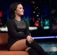 A mini mini saia de Demi Lovato