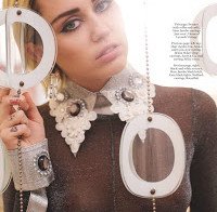 Miley Cyrus “discreta” (mas ainda assim mostra mamas)