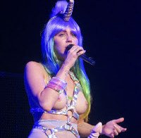 Miley Cyrus topless no palco