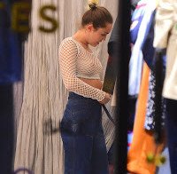 Miley Cyrus mostra mamas no dia-a-dia
