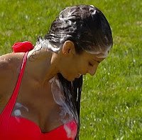 Novamente as concorrentes Love on Top de biquini