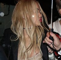Descuido de Rita Ora (nipple slip)