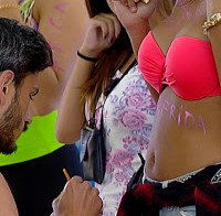 Love on Top – Rapazes pintam corpo das Raparigas