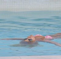 Jessica relaxa na piscina
