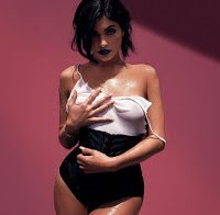 Kylie Jenner exibe mamilos no Instagram