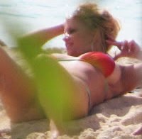 Jessica Simpson de biquini na praia