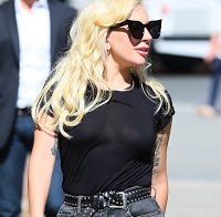 Lady Gaga sem soutien (roupa transparente)
