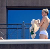 Miley Cyrus topless a apanhar sol (paparazzi)
