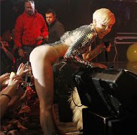 Miley Cyrus tocada em concerto