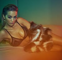 Rita Ora de lingerie e com mamilo exposto (Vanity Fair)