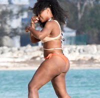 O corpo de Serena Williams de biquini