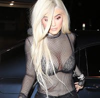 Kylie Jenner passeia a exibir soutien