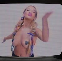 Rita Ora especialmente provocante (topless)