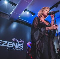 Rita Ora em lingerie dá concerto em Portugal