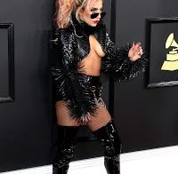 Lady Gaga mostra mamas na cerimónia dos Grammy