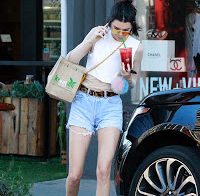 Kendall Jenner com calções curtos