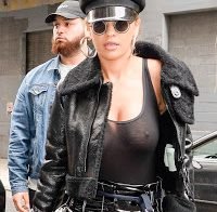 Rita Ora mostra mamas (roupa transparente)