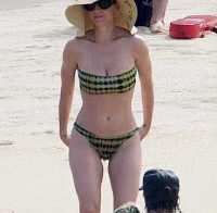 Katy Perry quase despercebida na praia