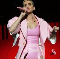 Katy Perry sexy de cor-de-rosa