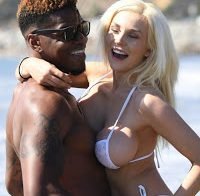 Courtney Stodden com micro-bikini