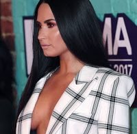 Demi Lovato sem soutien em festa