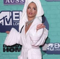 Rita Ora sai à rua apenas de roupão