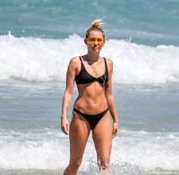 Miley Cyrus de biquini na praia em duas ocasiões (2018)