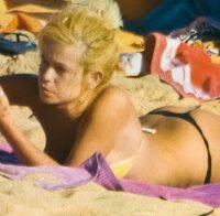 Aurea em topless na praia (2011)