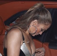 Rabão e decote de Jennifer Lopez 2018 (vestido justo)