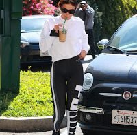 Selena Gomez com calças demasiado justas
