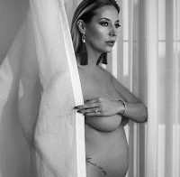 Ana Lúcia Matos anuncia gravidez com foto nua