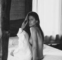 Carolina Loureiro publica foto nua na cama