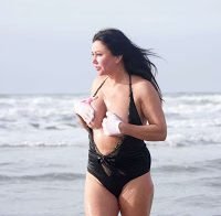 Lisa Appleton deixa mama escapar-se na praia