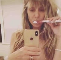 Heidi Klum filma-se topless a escovar os dentes