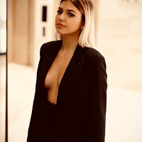 Bárbara Bandeira em concerto sem soutien - Tomates Podres